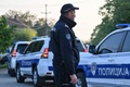 セルビア・ベオグラードから南へ約60キロに位置する村で銃撃事件が発生し、警備に当たる警察（2023年5月5日撮影）。(c)ANDREJ ISAKOVIC / AFP