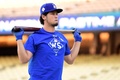 ヒューストン・アストロズとの17MLBワールドシリーズ（7回戦制）第1戦を控え、本拠地ドジャースタジアムで練習に臨むロサンゼルス・ドジャースのダルビッシュ有（2017年10月23日撮影）。(c)AFP/Getty Images/Harry How