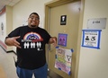 米ロサンゼルスにある高校で、性別に関係なく利用できるトイレの前で、トランスジェンダーにまつわる問題についてメディア関係者と話す校長（2016年5月4日撮影）。(c)AFP/Mark Ralston