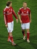 2010年サッカーW杯南アフリカ大会（%%2010 World Cup%%）1次リーグE組、デンマーク対日本。日本は3-1で勝利し、勝ち点6（2勝1敗）の同組2位で決勝トーナメントに進んだ。日本の決勝トーナメント進出は、自国開催以外のW杯では初めて。写真は試合を終え、ピッチを去るデンマークのニクラス・ベントナー（%%Nicklas Bendtner%%、左）とラース・ヤコブセン（%%Lars Jacobsen%%）。（2010年6月24日撮影）(c)AFP/PEDRO UGARTE