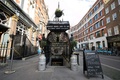 英ロンドン（London）で、古い公衆トイレのスペースをコーヒーショップに変えた「アテンダント（Attendant）」の外観（2014年10月3日撮影）。(c)AFP/LEON NEAL