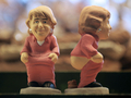 　スペイン・カタルーニャ（Catalonia）地方で、今年もクリスマス恒例の排便人形「カガネル（Caganer、「排便」の意）がお目見えした。カタルーニャでは、クリスマスシーズンになると有名人が排泄する姿を模した陶器の人形を自宅内に隠し、招待客に探させるのが恒例行事となっている。18世紀から続く風習で、カガネルは翌年の豊穣（ほうじょう）、希望、繁栄の象徴とされている。

　写真は、バルセロナ（Barcelona）のクリスマス市に登場した、エスペランサ・アギーレ（Esperanza Aguirre）マドリード（Madrid）州知事のカガネル（2009年12月21日撮影）。(c)AFP/LLUIS GENE 

。