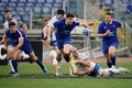 ラグビーシックスネーションズ第1節、イタリア対フランス。相手のタックルをかわすフランスのマチュー・ジャリベール（中央、2021年2月6日撮影）。(c)Filippo MONTEFORTE/ AFP