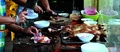 ベトナムの首都ハノイ（Hanoi）市内の飲食店で、猫肉料理を調理する料理人ら（2014年6月19日撮影）。(c)AFP