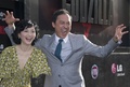 米ハリウッド（Hollywood）で開催の映画『GODZILLA』のプレミア上映会に、妻の南果歩（Kaho Minami）とともに出席したキャストの渡辺謙（Ken Watanabe、2014年5月8日撮影）。(c)AFP/ROBYN BECK