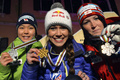 ノルディックスキー世界選手権2013（Nordic World Ski Championships 2013）は22日、イタリアのバルディフィエメ（Val di Fiemme）でジャンプ女子の個人ノーマルヒルが行われ、W杯総合優勝を決めた高梨沙羅（Sara Takanashi）は2位に入り、銀メダルを獲得した。

メダル授与式でポーズをとる（左から）高梨沙羅、サラ・ヘンドリクソン（Sarah Hendrickson）、オーストリアのジャクリーヌ・サイフリーズベルガー（Jacqueline Seifriedsberger、2013年2月23日撮影）。(c)AFP/ANDREAS SOLARO
