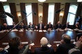 米ホワイトハウスで連邦議会の議員らと貿易に関する会合を開くドナルド・トランプ大統領（2018年2月13日撮影）。(c)AFP PHOTO / Mandel NGAN