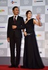 「第19回釜山国際映画祭（Busan International Film Festival、BIFF）｣のレッドカーペットに登場した俳優の渡辺謙（Ken Watanbe）さん（左）と韓国人女優のムン・ソリ（Moon So-Ri）さん（2014年10月2日撮影）。(c)AFP/JUNG YEON-JE