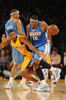ロサンゼルス・レイカーズ戦でチームメイトのケニオン・マーティン（%%Kenyon Martin%%）のスクリーンを利用してレイカーズのトレバー・アリーザ（%%Trevor Ariza%%）のマーク
を外すデンバー・ナゲッツのカーメロ・アンソニー（%%Carmelo Anthony%%、右）。（2008年11月21日撮影）(c)AFP/Getty Images/NBAE/Noah Graham