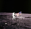 月面上に掲げた米国旗のそばに立つ、アポロ12号（Apollo 12）のピート・コンラッド（Pete Conrad）宇宙飛行士（1969年11月19日撮影）。(c)AFP/NASA