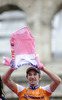 第92回ジロ・デ・イタリア（%%2009 Giro d&apos;Italia%%）第21ステージ（ローマ市街、14.4キロメートル個人タイムトライアル）。ラボバンク（%%Rabobank%%）のデニス・メンショフ（%%Denis Menchov%%、ロシア）が、首位と24秒差の19分06秒でステージを10位で終え、合計タイムを86時間03分11秒として総合優勝を果たした。写真は表彰式でマリア・ローザを掲げるデニス・メンショフ（中央）。（2009年5月31日撮影）(c)AFP/FILIPPO MONTEFORTE