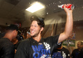 13MLBは19日、各地で試合が行われ、ロサンゼルス・ドジャース（Los Angeles Dodgers）は7-6でアリゾナ・ダイヤモンドバックス（Arizona Diamondbacks）を下し、プレーオフ進出一番乗りを果たした。

試合後のロッカールームで地区優勝を祝うドジャースのクレイトン・カーショウ（Clayton Kershaw、2013年9月19日撮影）。(c)AFP/Getty Images/Christian Petersen