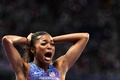 パリ五輪、陸上女子200メートル決勝。優勝を喜ぶ米国のガブリエル・トーマス（2024年8月6日撮影）。(c)Jewel SAMAD/ AFP