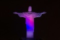ブラジル・リオデジャネイロ（Rio de Janeiro）のコルコバード（Corcovado）の丘に立つ、韓国の国旗の色に染め上げられた巨大なキリスト像（Christ the Redeemer、2014年6月11日撮影）。(c)AFP/YASUYOSHI CHIBA