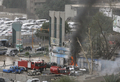 車両を使った自爆攻撃を受けたイラクの首都バグダッド（Baghdad）市の行政庁舎（2009年10月25日撮影）。(c)AFP/SABAH ARAR