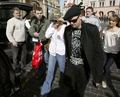 2008年3月30日、プラハ（Prague）の旧市街広場（Old Town Square）に姿を見せた米ソーシャライトのパリス・ヒルトン（Paris Hilton、左）とボーイフレンドでロックバンド「グッド・シャーロット（Good Charlotte）」のリーダーのベンジー・マッデン（Benji Madden）。(c)AFP/STRINGER