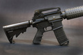 米フロリダ（Florida）州マイアミ（Miami）で撮影したロックリバーアームズ（Rock River Arms）製のAR-15ライフル。米コネティカット州（Connecticut）ニュータウン（Newtown）の小学校で起きた乱射事件ではこれと似たブッシュマスター（Bushmaster）製AR-15が使われた（2012年12月18日撮影、資料写真）。(c)AFP/Getty Images/Joe Raedle