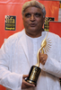 バンコク（Bangkok）で開催された「国際インド映画アカデミー賞（International Indian Film Academy Awards、IIFA）」受賞式で最優秀作詞家賞（Best lyrics）を受賞したインド人作詞家Javed Akhtar（2008年6月8日撮影）。(c)AFP/PORNCHAI KITTIWONGSAKUL