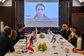 都内で行われた元人質のイスラエル人女性ノア・アルガマニさんと先進7か国（G7）の大使らとの面会中に再生された、ハマス拘束下でのアルガマニさんの動画（2024年8月21日撮影）。(c) Richard A. Brooks / AFP