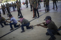 メキシコ・ゲレロ州アヤウアルテンパで自警団が組織した戦闘訓練に参加する少年ら（2021年4月10日撮影）。(c)PEDRO PARDO / AFP