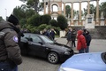 イタリア中部マチェラータで車内から相次いで発砲し複数の外国人を負傷させた容疑で逮捕された男が乗っていた黒いアルファロメオ車（2018年2月3日撮影）。(c)AFP PHOTO / Giuseppe Bellini