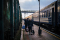 ウクライナ南部ヘルソンで、駅のプラットホームを歩く人々（2022年12月30日撮影）。(c)Dimitar DILKOFF / AFP