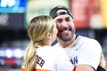 22MLB、ア・リーグ優勝決定シリーズ（7回戦制）、ニューヨーク・ヤンキース対ヒューストン・アストロズ。妻のケイト・アプトンさん（左）とワールドシリーズ進出を喜ぶヒューストン・アストロズのジャスティン・バーランダー（2022年10月23日撮影）。(c)Elsa/Getty Images/AFP