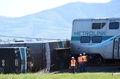米カリフォルニア州オックスナードで発生した列車とトラックの衝突事故の現場（2015年2月24日撮影）。(c)AFP/FREDERIC J. BROWN