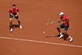 パリ五輪、テニス男子ダブルス。試合に臨む米国のレジーブ・ラム（右）/オースティン・クライチェク組（2024年8月3日撮影）。(c)CARL DE SOUZA / AFP