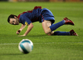 写真は、体勢を崩して転倒するバルセロナのアンドレス・イニエスタ（%%Andres Iniesta%%）。(c)AFP/JAIME REINA
