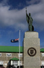 南米アルゼンチン沖フォークランド諸島（Falkland Islands、アルゼンチン名：マルビナス諸島、Islas Malvinas）の政庁所在地スタンリー（Stanley）で、マーガレット・サッチャー（Margaret Thatcher）元英首相の死去を悼み、半旗となったフォークランド諸島の旗（2013年4月8日撮影）。(c)AFP/TONY CHATER