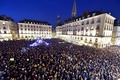 仏ナント（Nantes）のロワイヤル広場（Place Royale）で開かれた、パリ（Paris）の風刺週刊紙シャルリー・エブド（Charlie Hebdo）本社襲撃事件の犠牲者追悼集会（2015年1月7日撮影）。(c)AFP/GEORGES GOBET