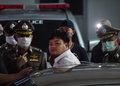 タイの首都バンコクの警察署に到着した民主活動家のパリット・チワラック氏（中央、2020年8月14日撮影）。(c)Lillian SUWANRUMPHA / AFP