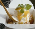 自慢のカトルカールは、ビターオレンジ、キャラメル、チョコレートの3種類のソースで味わえる。350円。（c）senken h / photo：Joe