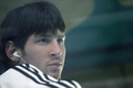 写真は、音楽を聴くリオネル・メッシ（%%Lionel Messi%%）。(c)AFP/GIULIO NAPOLITANO