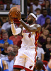 12-13NBA、マイアミ・ヒート（Miami Heat）対ダラス・マーベリックス（Dallas Mavericks）。ダンクシュートを狙うマイアミ・ヒートのレブロン・ジェームス（LeBron James、2013年1月2日撮影）。(c)AFP/Getty Images/Mike Ehrmann