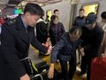 高齢者を出迎える蘇州駅の職員（左、2025年1月18日撮影）。(c)Xinhua News