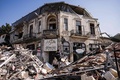トルコ・アンタキヤで損壊した店から楽器を運び出す男性（2023年2月18日撮影）。(c)Sameer Al-DOUMY / AFP