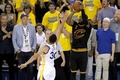 15-16NBAファイナル第7戦、ゴールデンステイト・ウォリアーズ対クリーブランド・キャバリアーズ。ゴールデンステイト・ウォリアーズのステフェン・カリー（左）の上から3ポイントシュートを決めるクリーブランド・キャバリアーズのカイリー・アービング（2016年6月19日撮影）。(c)AFP/Getty Images/Ronald Martinez