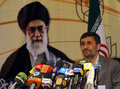 イランのマフムード・アフマディネジャド（Mahmoud Ahmadinejad）大統領が8日、6月12日に予定されている大統領選挙に再選を目指して出馬することを表明、内務省を訪れて立候補登録の手続きを行った。写真は立候補登録の手続き後に記者会見するアフマディネジャド大統領（2009年5月8日撮影）。(c)AFP/BEHROUZ MEHRI