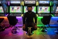 レトロゲームで遊べる東京のゲームセンター「ゲーセンミカド」の深町泰志氏（2021年1月26日撮影）。(c)Philip FONG / AFP