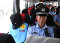 フィジーから中国に護送された振り込め詐欺の容疑者ら（2017年8月5日撮影）。(c)CNS/張瑶
