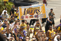 08-09NBAファイナルを制したロサンゼルス・レイカーズ（%%Los Angeles Lakers%%）の優勝パレードが17日、ロサンゼルス（Los Angeles）で行われ、数万人ものバスケットボールファンが祝福のため、市内中心部に詰めかけた。レイカーズの本拠地ステープルズ・センター（Staples Center）から始まったパレードは、8万人のファンが待つロサンゼルス・メモリアル・コロシアム（Los Angeles Memorial Coliseum）まで行われ、数百人の警察官が動員され。写真は優勝パレードに詰めかけたレイカーズのファン。（2009年6月17日撮影）(c)AFP/Getty Images/NBAE/Andrew D. Bernstein