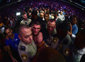 米ラスベガスで開催されたUFCのライト級タイトルマッチ後に会場から連れ出されるハビブ・ヌルマゴメドフ（中央下、2018年10月6日撮影）。(c)Harry How/Getty Images/AFP