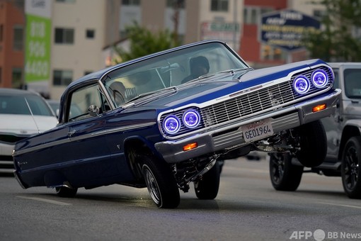 車高は低く、速度はゆっくり 米加州でローライダー走行会 写真20枚 
