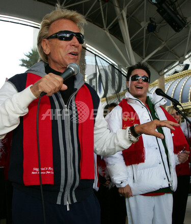 サンタがラスベガスを駆け抜ける ジークフリート＆ロイ登場 写真6枚