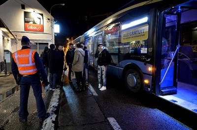 ベルギー、対仏国境で入国審査導入 移民80人追い返す