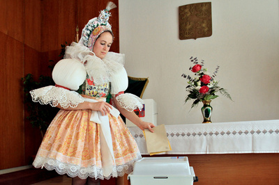 投票も民族衣装で、チェコの村で伝統的な祭り