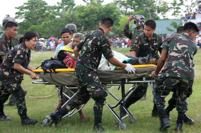 フィリピン南部で地滑り、懸命の捜索続く