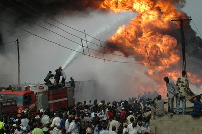 ナイジェリアで石油パイプライン破裂、爆発で約100人死亡 掘削機が原因